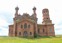 Варгашинский священник совершил молебен в старинном храме