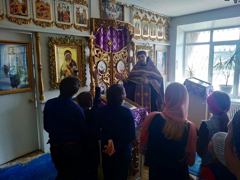 Ученики воскресной школы при кафедральном соборе Александра Невского побывали в Благовещенском храме города Кургана