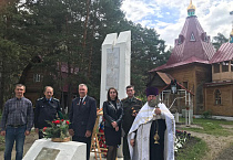 В Кургане на территории Георгиевского храма обновили стелу Героев