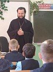 В Лебяжье на уроке ОПК священник рассказал школьникам о Божиих заповедях