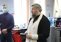 Курганский священник в штабе ОНФ освятил куличи для людей, находящихся в самоизоляции