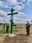 В Зауралье священники освятили установленный казаками поклонный крест