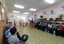 В Кургане воспитанники воскресной школы поздравили библиотеку с двойным юбилеем