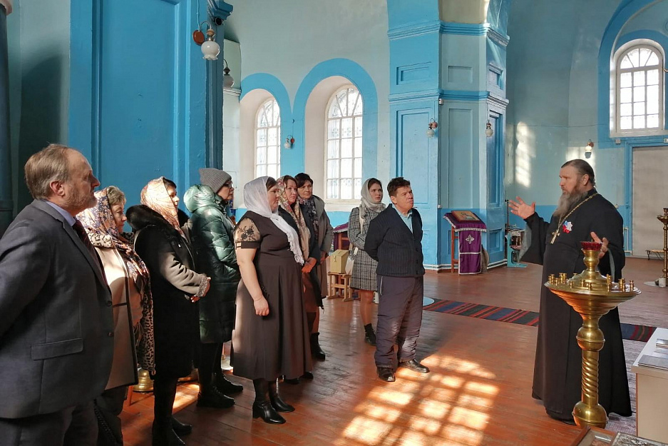 В Зауралье учителя истории и ИЗО   школ Притобольного района посетили Свято-Никольский храм