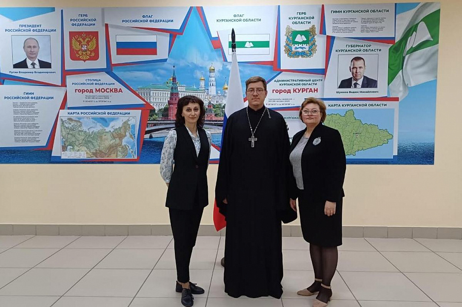 В селе Кетово новый настоятель Иоанновского храма познакомился с руководством местной школы