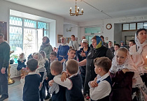 В Кургане ученики православной гимназии посещают праздничные Литургии