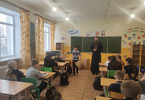 Священник посетил Глядянскую школу, провел беседы и вручил подарки