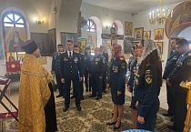 Сотрудники управления специальной пожарной охраны помолились в Пантелеимоновском храме Кургана