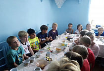 Курганский приход организовал весёлые состязания для детей из окрестных домов