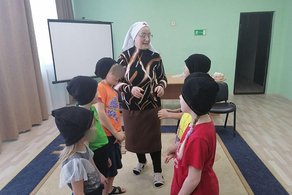 Сестра милосердия Свято-Троицкого прихода Кургана провела занятие с детьми из ОСРЦ