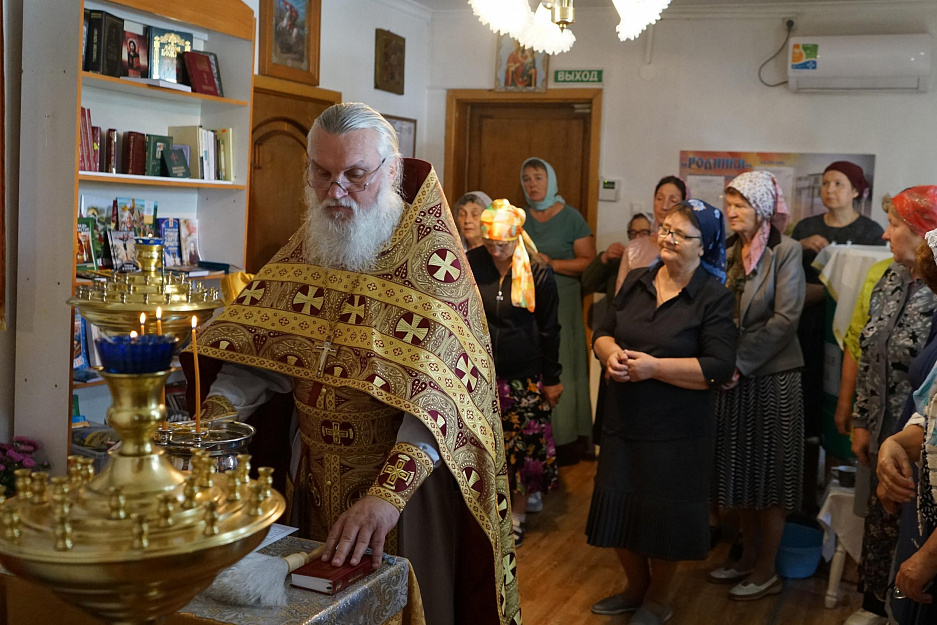 В Варгашинском храме совершили праздничную Литургию и освятили мёд