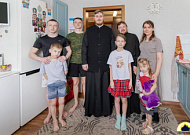 Директор фонда «Свете Тихий» диакон Даниил Булычев посетил семьи священников Курганской епархии