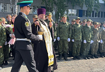 В Кургане настоятель 1 сентября подарил коллективу школы икону