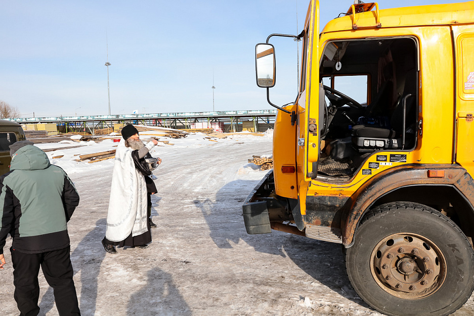 Зауральский священник освятил автомобили, подготовленные к отправке на СВО