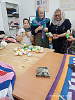 В Курганской епархии рукодельницы швейной мастерской "Нить добра" готовятся к Пасхе