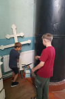 В села Гладковка дети помогли священнику в подготовке храма  к покраске