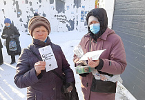 В курганском «Сквере милосердия» все желающие получили нательные крестики