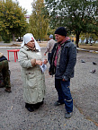 В "Сквере Милосердия" бездомным начали раздавать тёплые вещи