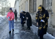 Ученики курганской православной гимназии помогают сделать тротуары безопасными