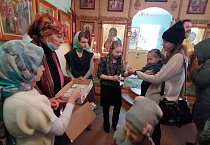 В курганском храме воспитанники воскресной школы подарили прихожанам рукодельных ангелов 
