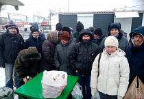 В курганском «Сквере Милосердия» шесть дней в неделю православные приходы кормят нуждающихся