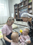 В Кургане сестры милосердия со своими подопечными из ОСРЦ создавали пейзажи из листьев