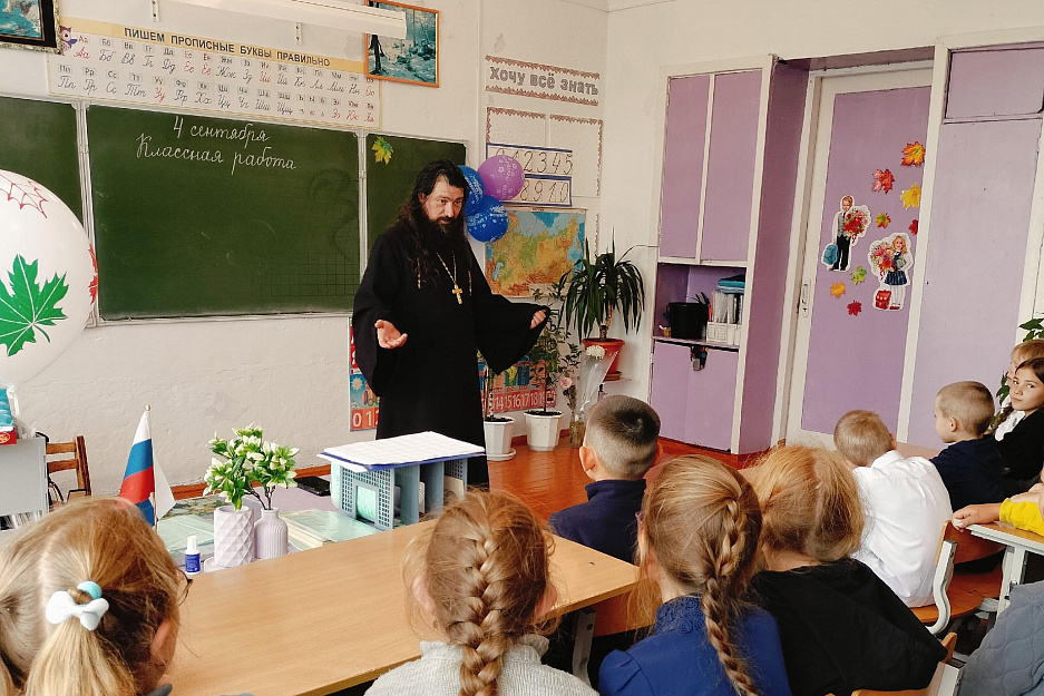 Священник из села Половинное провёл беседу о духовности и нравственности в Новобайдарской школе