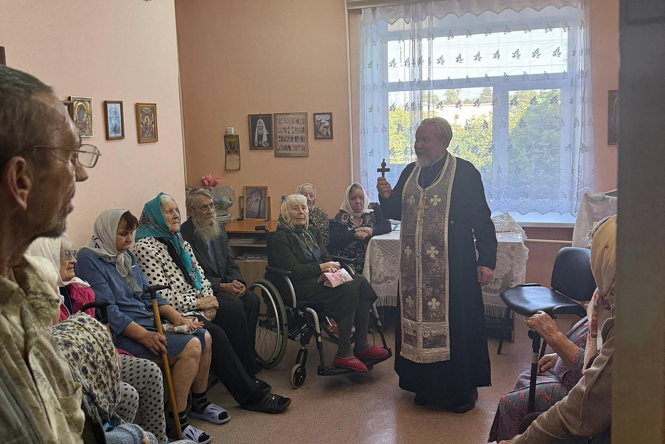 Курганский священник освятил в доме-интернате яблоки