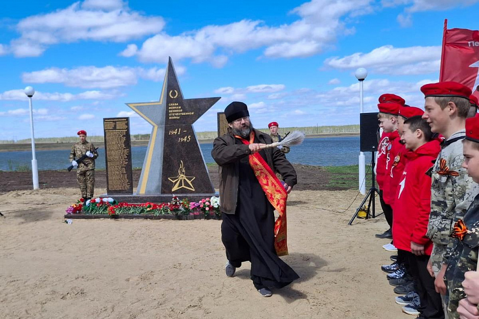 Макушинский священник отслужил литию возле нового мемориала
