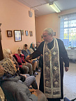 Курганский священник освятил в доме-интернате яблоки