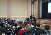 В Кургане священник и студенты обсудили проблему семейных отношений