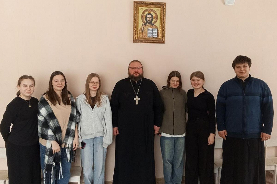 В Кургане члены молодежного клуба встретились с настоятелем