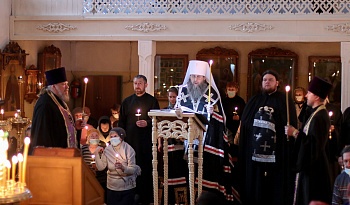 Митрополит Даниил совершил вечерню с чтением канона Андрея Критского в курганском храме Рождества Христова