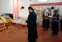 Жители села Спорное пообщались со священником