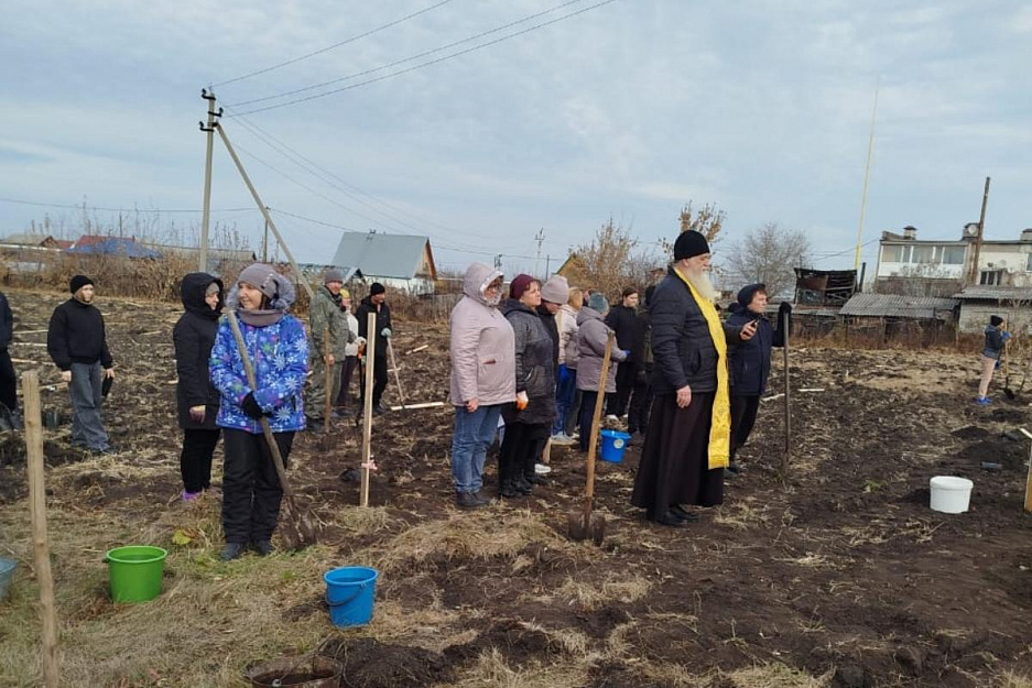 По инициативе священника в селе Глядянском возле школы появился яблоневый сад
