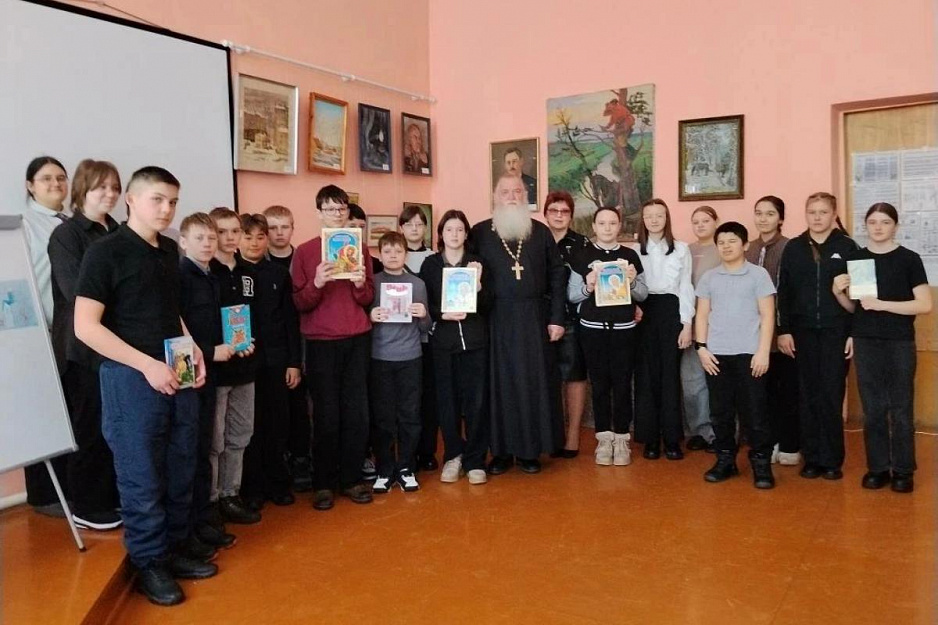 Сельский священник провел беседу «Живое слово духовной мудрости»