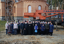 Варгашинцы встретили купола для нового храма