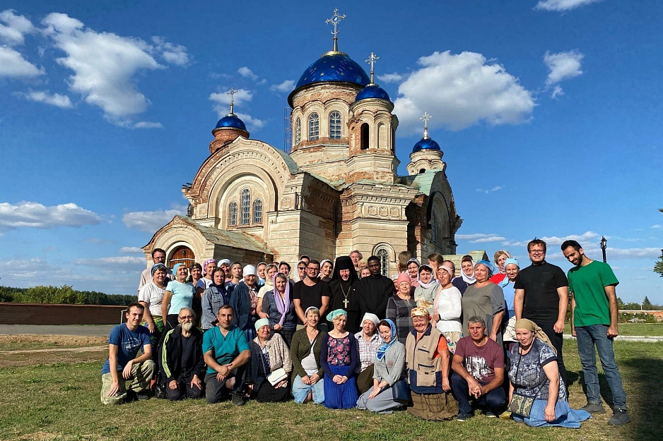 В Верх-Теченской обители убирать картофель помогала молодежь челябинского собора