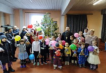 Наместник Чимеевского монастыря поздравил сельских ребятишек с Новым годом и Рождеством