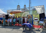 В Кургане воспитанники воскресной школы выступили на православной ярмарке