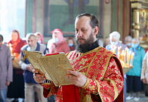 Митрополит Даниил в Радоницу совершил литургию и панихиду в Александро-Невском соборе