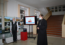 Курганский священник принял участие в открытии выставки рисунков в областном краеведческом музее