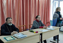 В Петухово священник наградил юных художников