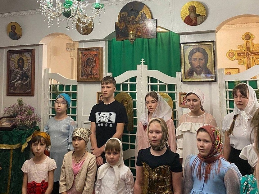 В Половинном дети из «Свечи Православия» поздравили прихожан с Рождеством