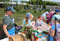 Курганские приходы отметили День семьи, любви и верности благотворительной ярмаркой «Белый цветок»