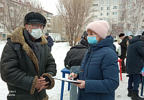 В курганском «Сквере Милосердия» добровольцы провели акцию «Жизнь – дар Божий»