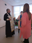 В Зауралье настоятель сельского храма освятил новый детский сад