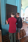 В села Гладковка дети помогли священнику в подготовке храма  к покраске