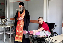 Зауральский священник поздравил с Пасхой бойцов СВО в курганском центре Илизарова