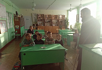 В Лебяжьевском районе священник провел в сельской школе два «Урока нравственности»